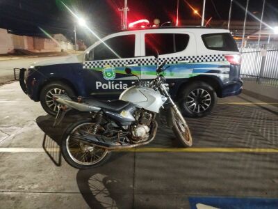 Imagem da notícia Motocicleta furtada é recuperada pela PM em flagrante em Costa Rica; autor é preso e adolescente apreendido